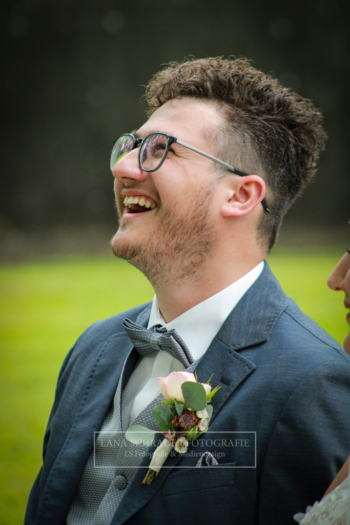 Hochzeit Sven _ Evi 08.07.22 Freie Trauung-19 | lanaschraderfotografie - Realisiert mit Pictrs.com