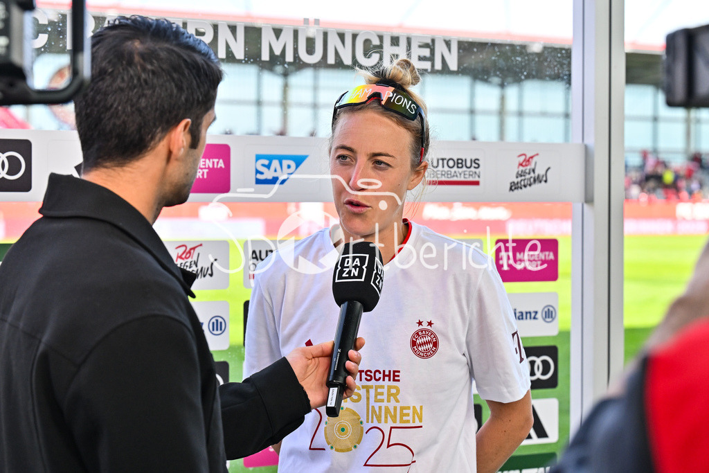 FC Bayern München - SC Freiburg | Die Spielerinnen des FC Bayern feiern die Meisterschaft nach dem Heimsieg gegen den SC Freiburg / Frauen Bundesliga: FC Bayern Muenchen - SC Freiburg, FC Bayern Campus am 27.04.2025 / Carolin SIMON (FC Bayern München Frauen #30) beim Interview mit DAZN