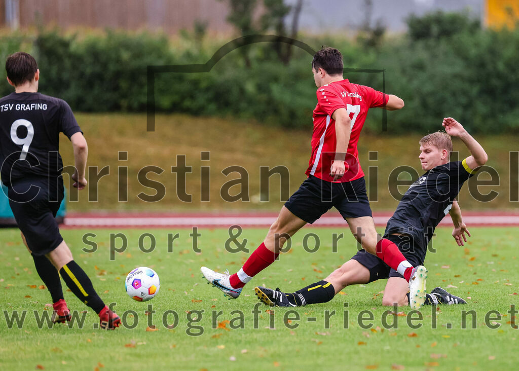 2023-08-27_039_TSV_Zorneding_II_gegen_TSV_Grafing_II | Zorneding, Deutschland, 27.08.2023:
Fußball, A-Klasse 2023 / 2024, 2. Spieltag, TSV Zorneding II gegen TSV Grafing II, Endergebnis: 5:1

Max Heckmann (TSV Grafing, #9), Kai Hoffman (TSV Zorneding, #7), Leonhard Oswald (TSV Grafing, #4)

Foto: Christian Riedel / fotografie-riedel.net