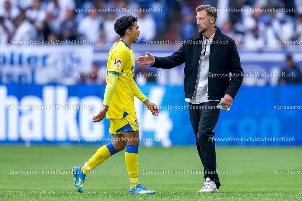 S0417052601026 | 17.05.2026, Fußball, FC Schalke 04 - Eintracht Braunschweig, 34. Spieltag, 2. Fußball Bundesliga, Veltins-Arena Gelsenkirchen, Saison 2025 2026:  Cheftrainer Lars Kornetka (Braunschweig #hc)  neben Johan Gomez&nbsp;(Braunschweig #44) DFB regulations prohibit any use of photographs as image sequences and or quasi-video.