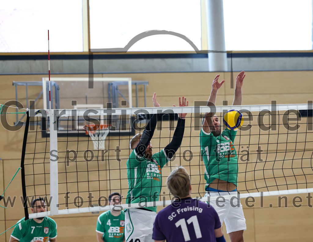 2022-11-12_059_TuS_Oberding_gegen_SC_Freising_II | Oberding, Deutschland, 12.11.2022:
Volleyball, Bezirksliga Ost 2022 / 2023, 7. Spieltag, TuS Oberding gegen MTV Pfaffenhofen II, Endergebnis: 3:2

Benedikt Lösch (TuS Oberding, #10), Wolfgang Zeitlhöfler (SC Freising, #11), Andre Paul (TuS Oberding, #5)

Foto: Christian Riedel / fotografie-riedel.net