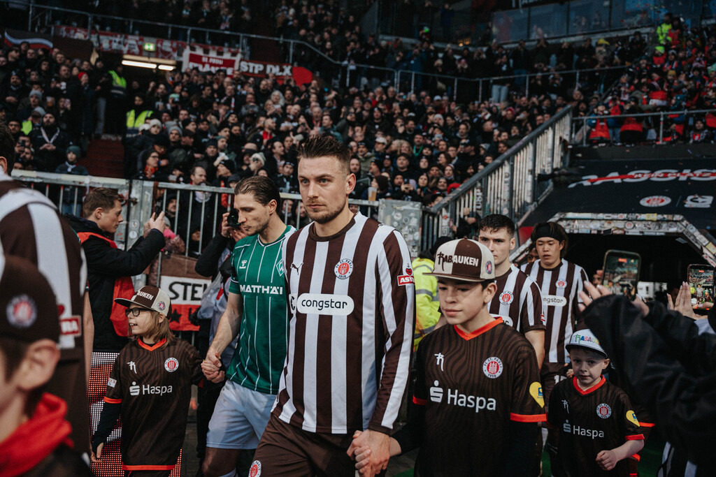FCP04666 | Der offizielle Shop für FC St. Pauli Fotos. Wähle aus Spielszenen & Fanmomenten dein FCSP Wunschformat. Wir liefern Millerntor-Atmosphäre.