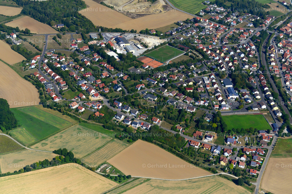 3650539 | KIRCHHEIM 13.09.2016 Ortsansicht am Rande von landwirtschaftlichen Feldern und Nutzflächen  in Kirchheim im Bundesland Bayern, Deutschland // Village view on the edge of agricultural fields and land  in Kirchheim in the state Bavaria, Germany Foto: Gerhard Launer