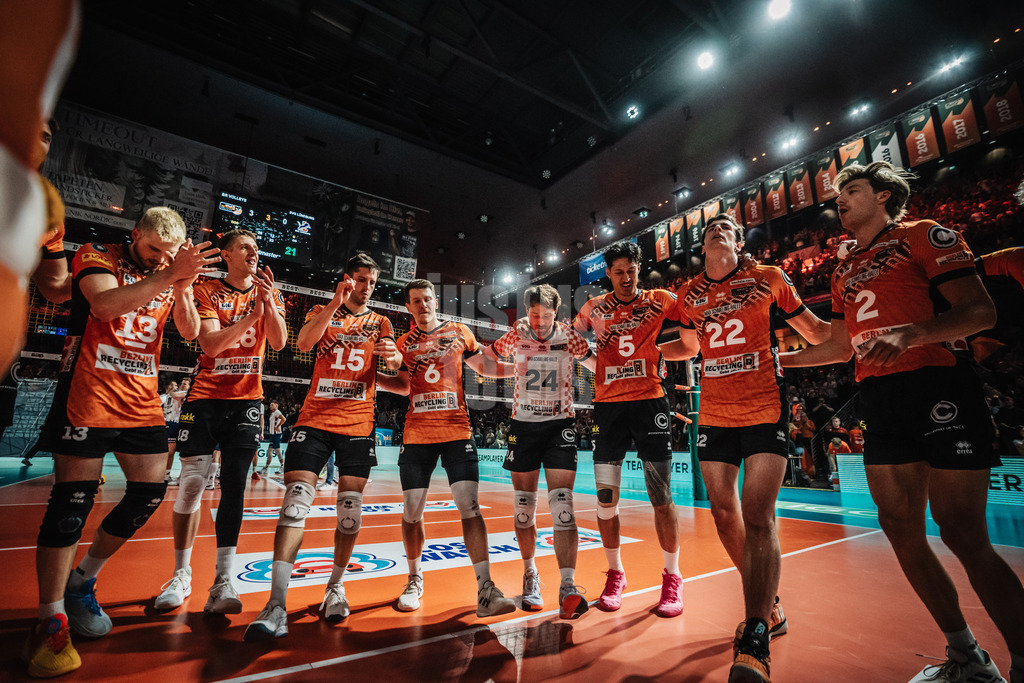Volleyball | Herren | Saison 2024/2025 | 1. Volleyball Bundesliga Männer | Finale | BERLIN RECYCLING Volleys vs. SVG Lüneburg | 03.05.2025 | Die BR Volleys feiern die Meisterschaft auf dem Feld