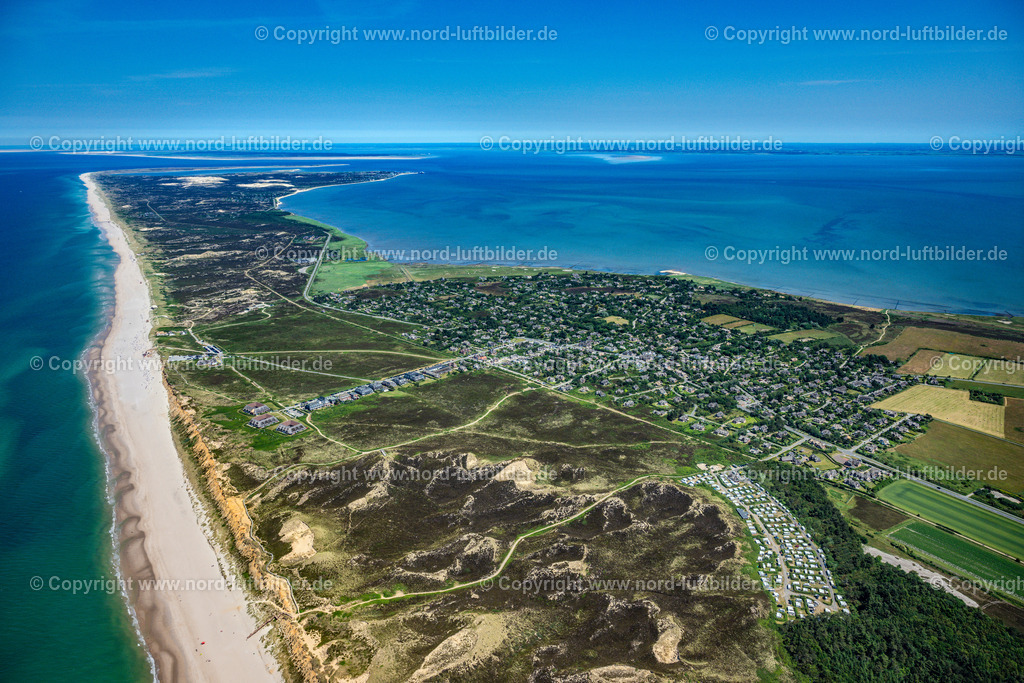 Sylt_Kampen_Rotes_Kliff_ELS_5263210625 | KAMPEN (SYLT) 13.08.2025 Küsten- Landschaft an der Steilküste Rotes Kliff mit dem Hotel Rungholt in Kampen (Sylt) im Bundesland Schleswig-Holstein, Deutschland. // Coastal landscape on the steep coast of Rotes Kliff with the Hotel Rungholt in Kampen (Sylt) in the state Schleswig-Holstein, Germany. Foto: Martin Elsen