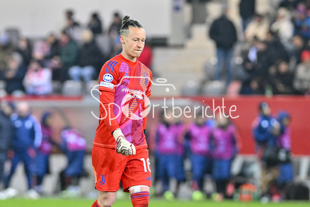 FC Bayern München Frauen - Juventus Turin Frauen | im Bild Pauline PEYRAUD-MAGNIN (Juventus FC Frauen 16) / Freisteller / Einzelfoto / Womens Champions League: FC Bayern Frauen - Juventus FC, FC Bayern Campus am 12.12.2024