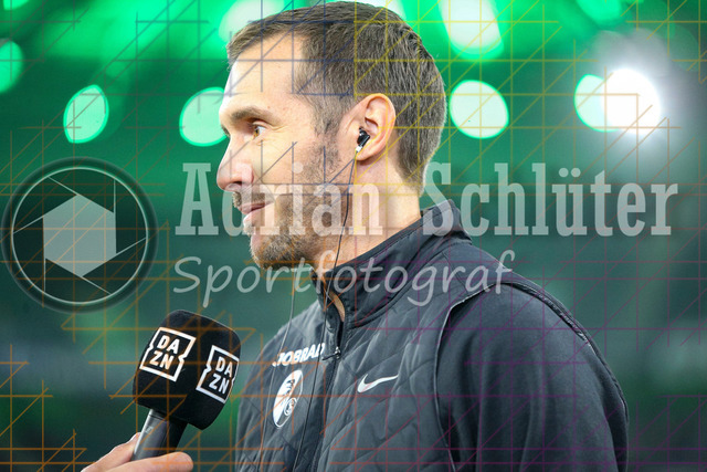 Borussia Mönchengladbach vs SC Freiburg - Bundesliga  | Mönchengladbach, Deutschland, 05.10.25:   Trainer Julian Schuster (SC Freiburg) im Interview waehrend des Spiels der Bundesliga zwischen Borussia Mönchengladbach vs SC Freiburg im Stadion im Borussia Park(Foto von Brauer-Fotoagentur / Adrian Schlueter)
