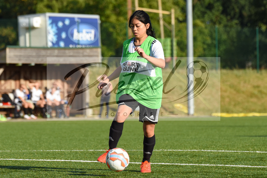 20180811_BORBEL_0005 | Fußball, Frauen:   beim Spiel der 1. Kreisklasse zwischen SG Borgloh/Kloster Oesede vs. SVC Belm-Powe am 11.08.2018 auf dem Kunstrasenplatz Borgloh in Borgloh, Deutschland.(Foto von Nico Paetzel) - Realisiert mit Pictrs.com