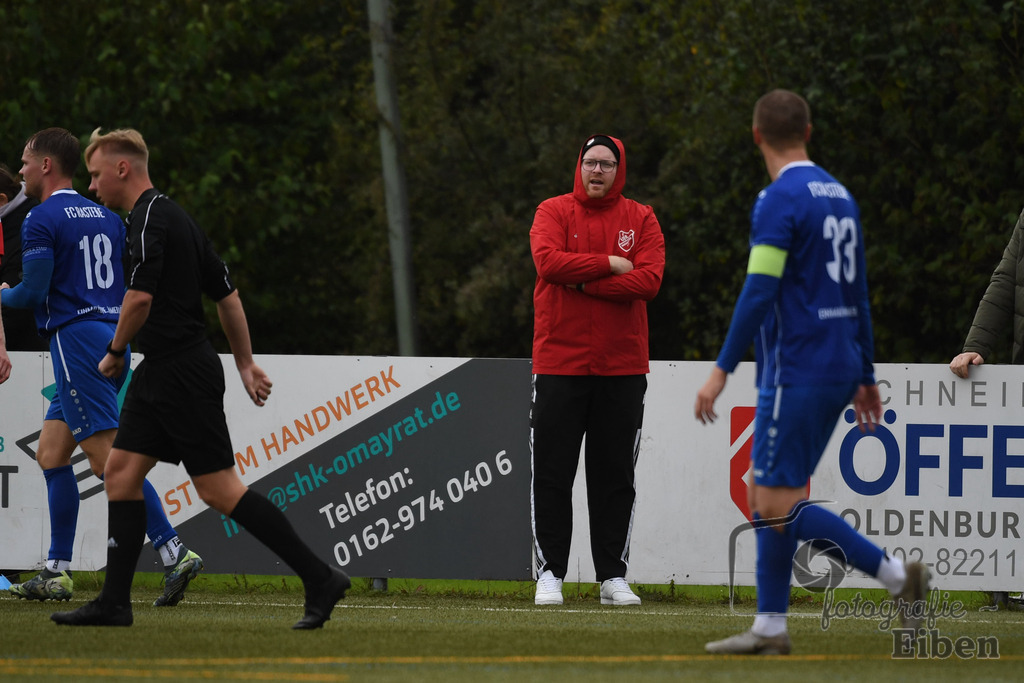FC Rastede-VfR Wardenburg | Herren Bezirksliga 2; FC Rastede (blau)-VfR Wardenburg (rot) am 05.10.2025 in Rastede (Köttersweg), Photo: Philip Eiben 2025 - Realisiert mit Pictrs.com