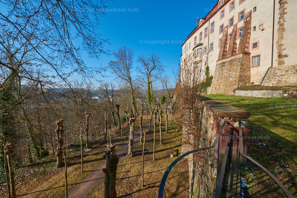 Die westliche Spornseite von Schloss Wolkenburg mit steilem Abfall zur Zwickauer Mulde | Bedeutsame Landschaften Deutschlands - Realisiert mit Pictrs.com