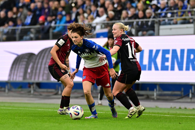 Fußball I Frauen I Saison 2025-2026 I Bundesliga I 10. Spieltag I Hamburger SV - 1. FC Nürnberg I 44685 | Lotta Wrede (32, Hamburger SV) vorbei an Aneta Polaskova (26, 1. FC Nürnberg) und Aleigh Gambone (16, 1. FC Nürnberg) - Realisiert mit Pictrs.com