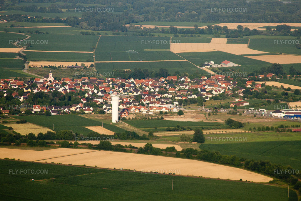 Aerial view: Roeschwoog from the west in the district Ceinture Forêt Nord in Hagenau in the state Bas-Rhin, France.Photo: IMG_30571.jpg taken on 07/09/2010 by Werner Riehm/FLY-FOTO.comResolution of the original: 4752 x 3168 px