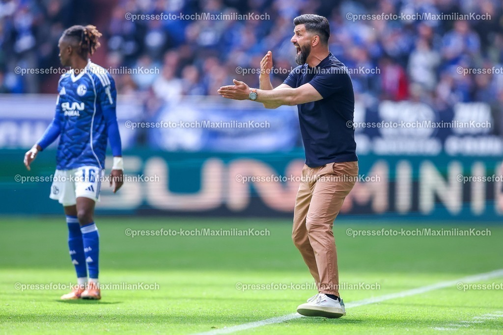 S0419042601061 | 19.04.2026, Fußball, FC Schalke 04 - SC Preußen Münster, 30. Spieltag, 2. Fußball Bundesliga, Veltins-Arena Gelsenkirchen, Saison 2025 2026: Cheftrainer Miron Muslic (Schalke04) gestikulierend am Spielfeldrand   DFB regulations prohibit any use of photographs as image sequences and or quasi-video.