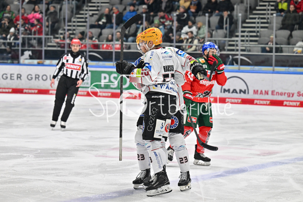 Augsburger Panther - Fischtown Pinguins | Jubel der Gaeste nach dem Treffer zum 0-3 durch Maxim RAUSCH (Fischtown Pinguins 53) / Freude / Happy / tor / torschuetze / DEL: Augsburger Panther - Fischtown Pinguins, Curt Frenzel Stadion am 08.01.2025