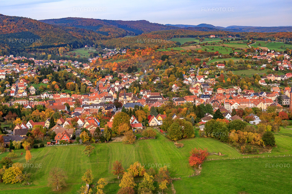 Luftbild: Ortsansicht aus Südwesten in Niederbronn-les-Bains im Bundesland Bas-Rhin in Frankreich.Foto: IMG_084749.jpg vom 24.10.2015 durch Werner Riehm/FLY-FOTO.deAuflösung des Originals: 5472 x 3648 px