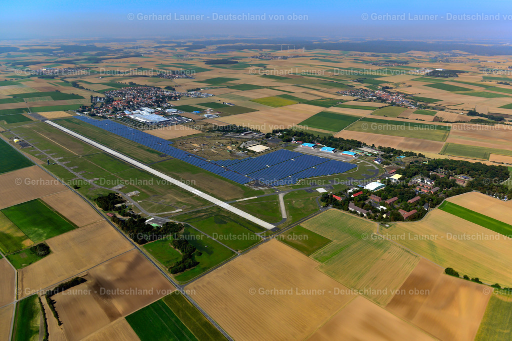 3650519 | GIEBELSTADT 13.09.2016 Start- und Landebahn mit Rollfeldgelände des Flugplatz in Giebelstadt im Bundesland Bayern, Deutschland. Weiterführende Informationen bei: Flugplatz Giebelstadt GmbH. // Runway with tarmac terrain of airfield in Giebelstadt in the state Bavaria, Germany. Further information at: Flugplatz Giebelstadt GmbH. Foto: Gerhard Launer