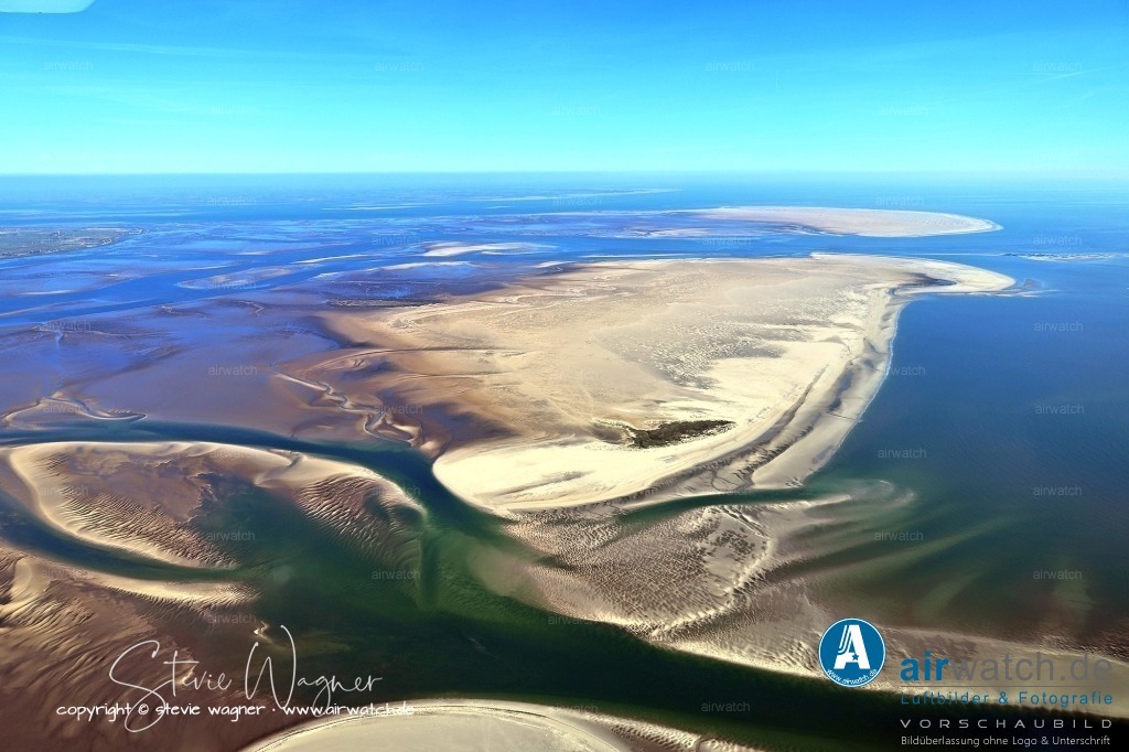Luftbilder Sandbänke Norderoogsand, Japsand, Süderoogsand | Die höchsten Stellen des Japsands liegen etwa 1 Meter über dem mittleren Hochwasserstand (MThw). Wie alle Hochsande des deutschen Wattenmeeres bewegt sich der Japsand langsam westlich-ostwärts in Richtung Küste. Als der dynamischste und vermutlich jüngste der drei Außensände hat er in den letzten Jahrzehnten deutlich an Volumen und Fläche gewonnen.