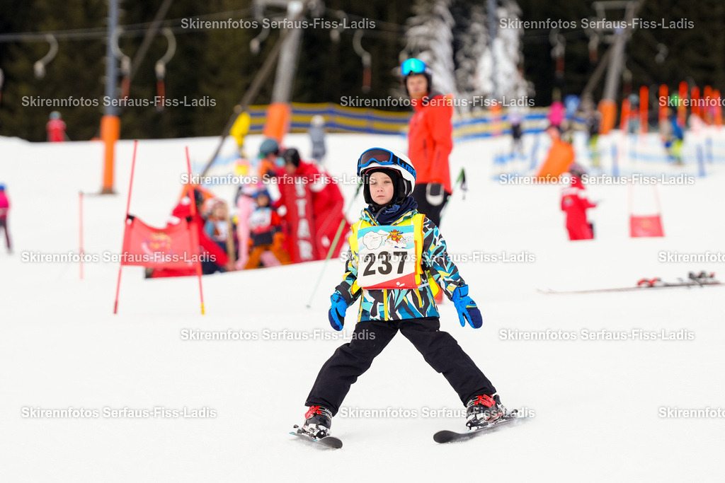 SRF_02.01.2026_0333 | Skirennfotos,Serfaus,Fiss,Ladis,Kinderskirennen,Winter,Tirol,Oberland,skirace,SFL,feelfree,weil wir's genießen,ski,Ski,skifahren,Sonnenplateau, - Realisiert mit Pictrs.com