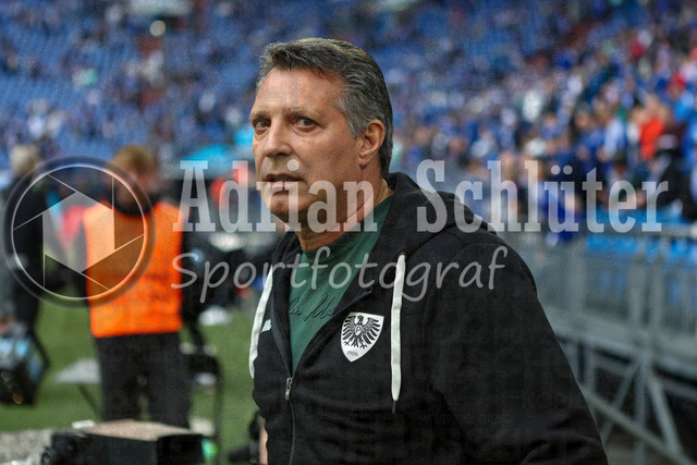 19.04.2026, GER, Fussball, Herren, 2. BL, Saison 2025/2026, FC Schalke 04 - Preußen Münster | Trainer Alois Schwartz (Münster) schaut 