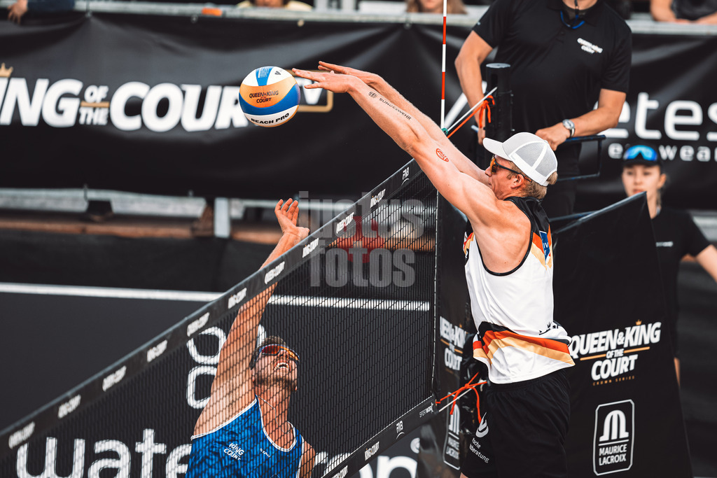Beachvolleyball | Männer | Queen and King of the Court | Hamburg | 30.05.2024 | Philipp Huster (rechts, GER) blockt Kyle Friend (links, USA)
