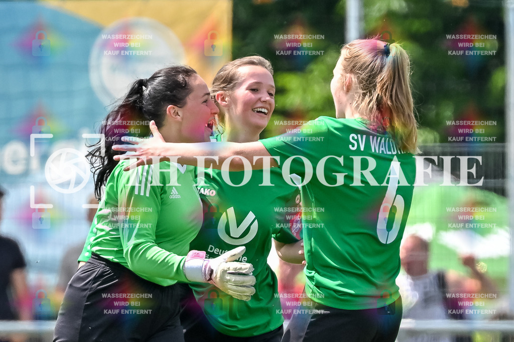 GER, FC Hauingen - SV Waldhaus, Frauen-Fussball, Rothaus Bezirkpokal, Finale, Saison 2024/2025, 29.05.2025 | Anna Stowasser (SV Waldhaus, #01), Pauline Dietsche (SV Waldhaus, #06)GER, FC Hauingen - SV Waldhaus, Frauen-Fussball, Rothaus Bezirkpokal, Finale, Saison 2024/2025, 29.05.2025Foto: TH Fotografie/Thomas Hess