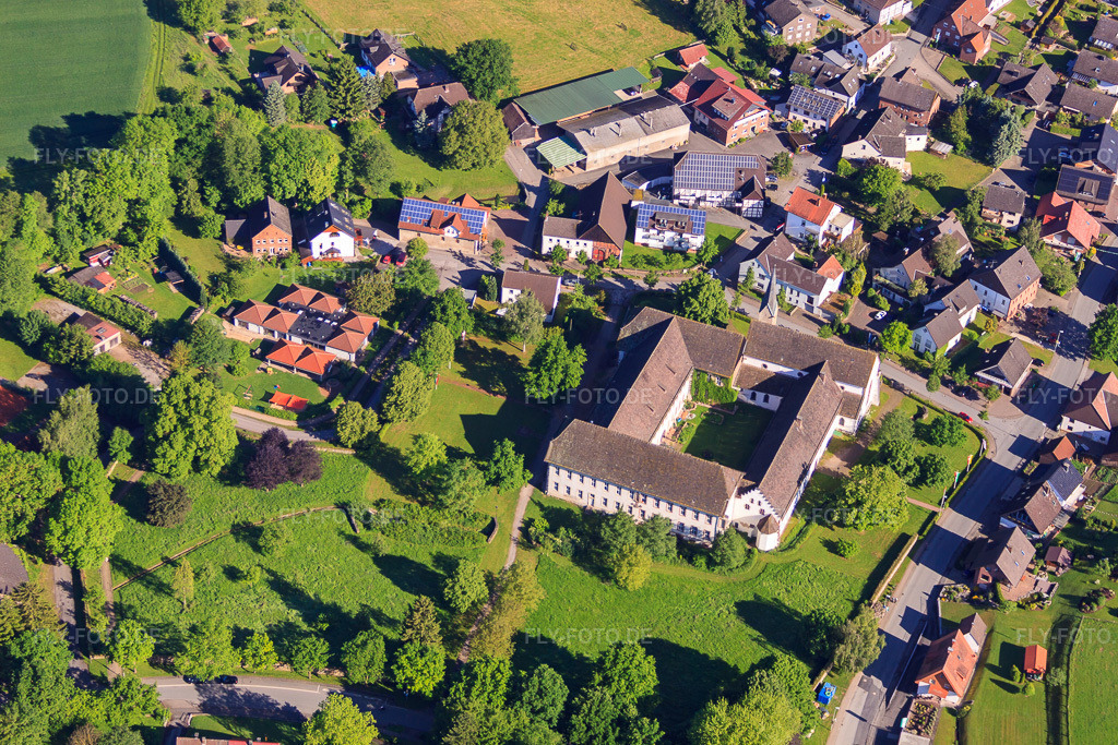 Luftbild: Gebäudekomplex des Koptisch-Orthodoxes Kloster der heiligen Jungfrau Maria und des heiligen Mauritius im Ortsteil Brenkhausen in Höxter im Bundesland Nordrhein-Westfalen in Deutschland. Foto: IMG_65722.jpg vom 25.05.2014 durch Werner Riehm/FLY-FOTO.deKOPTISCHES-KLOSTER-BRENKHAUSEN.DE