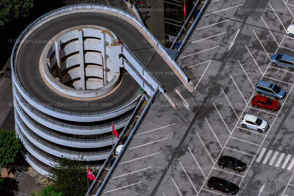 4035696 | BRAUNSCHWEIG 31.07.2020 Parkdeck auf dem Gebäude des Einkaufszentrum "GALERIA Braunschweig" in Braunschweig im Bundesland Niedersachsen, Deutschland. // Parking deck on the building of Einkaufszentrum "GALERIA Braunschweig" in Brunswick in the state Lower Saxony, Germany. Foto: Gerhard Launer