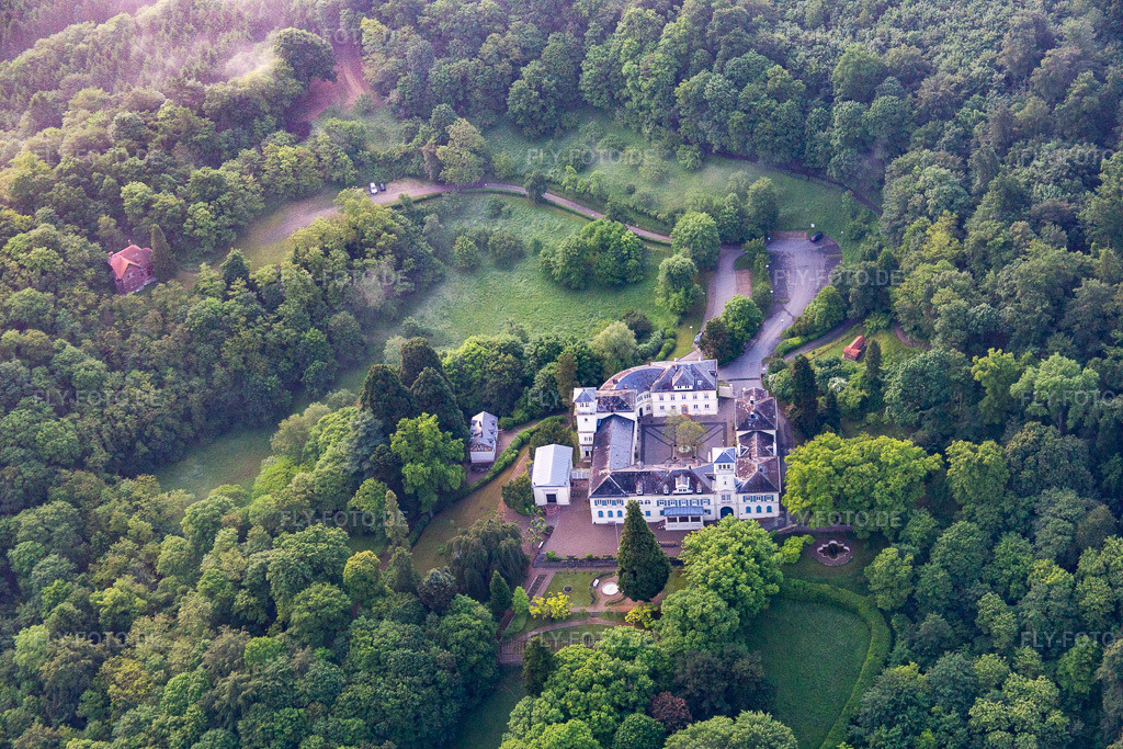 Luftbild: Stiftung Schloss Heiligenberg in Seeheim-Jugenheim im Bundesland Hessen in Deutschland. Foto: IMG_089159.jpg vom 25.05.2016 durch Werner Riehm/FLY-FOTO.de