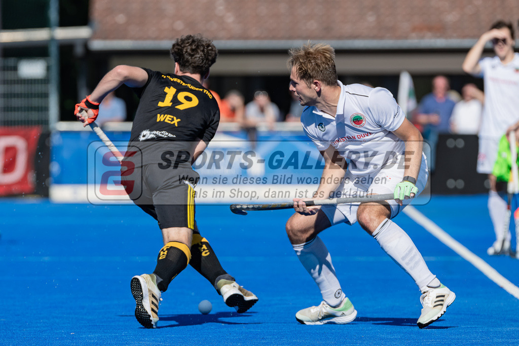 HK_20231001_104950 | 1.Bundesliga Herren Crefelder HTC - Harvestehuder THC am 1.10.2023 CHTC, Krefeld , Titus Wx ( Harvestehuder THC #19 ) , van Ehren Christian ( Crefelder HTC #16 )