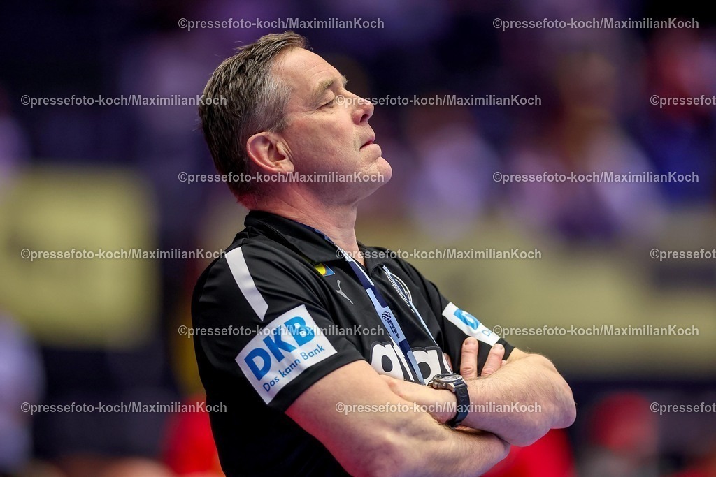 EHF17012602102 | 17.01.2026, Handball, Men's EHF EURO 2026, Deutschland - Serbien, Jyske Bank Boxen in Herning, Dänemark, Preliminary Round: Headcoach Alfred Gislason (Germany #hc) angespannt am Spielfeldrand
