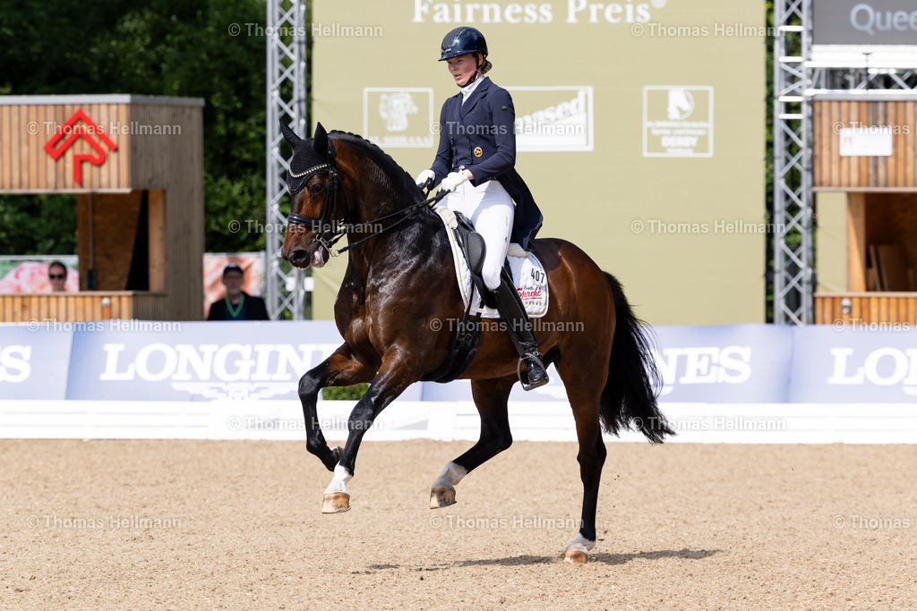 TH_407-Queensland 20-Biermann_ Kristin_30157 | Al Shiraàa Deutsches Spring- und Dressur-Derby 2025 am 01.06.25 in Hamburg, Thomas Hellmann, 407Queensland 20Biermann, Kristin