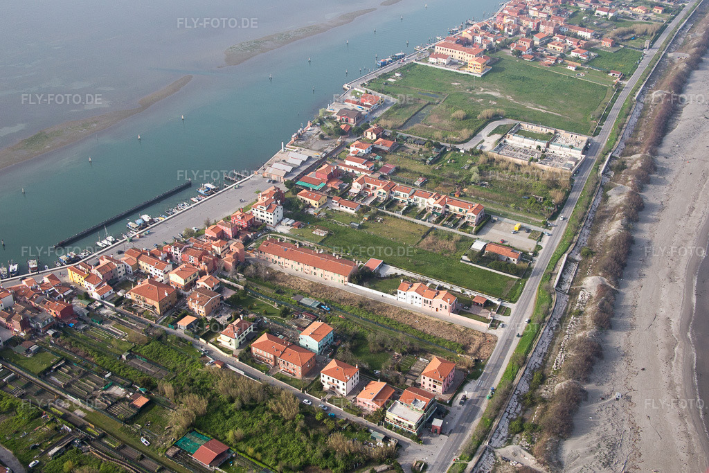 Luftbild: Wohnhaus- Bebauung auf der Halbinsel Lido di Venecia im Ortsteil San Pietro in Volta in Venedig in San Pietro in Volta im Bundesland Venetien in Italien.Foto: IMG_087462.jpg vom 06.04.2016 durch Werner Riehm/FLY-FOTO.deAuflösung des Originals: 5045 x 3363 px