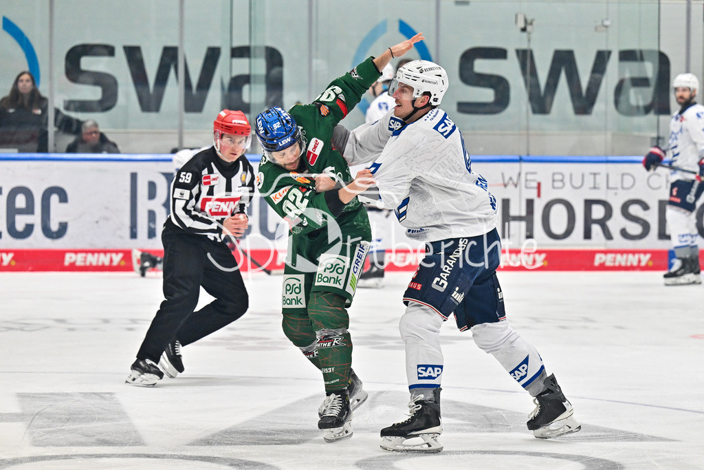 Augsburger Panther - Adler Mannheim | AUGSBURG, GERMANY - 28. DECEMBER: im Bild der Faustkampf zwischen Joseph CRAMAROSSA (Augsburger Panther 92) und Dan RENOUF (Adler Mannheim 4) / Kampf / Fight / Kämpfen / Schlägerei während dem Match zwischen den Augsburger Panthern und den Adler Mannehim am 33. Spieltag der Penny DEL im Curt Frenzel Stadion