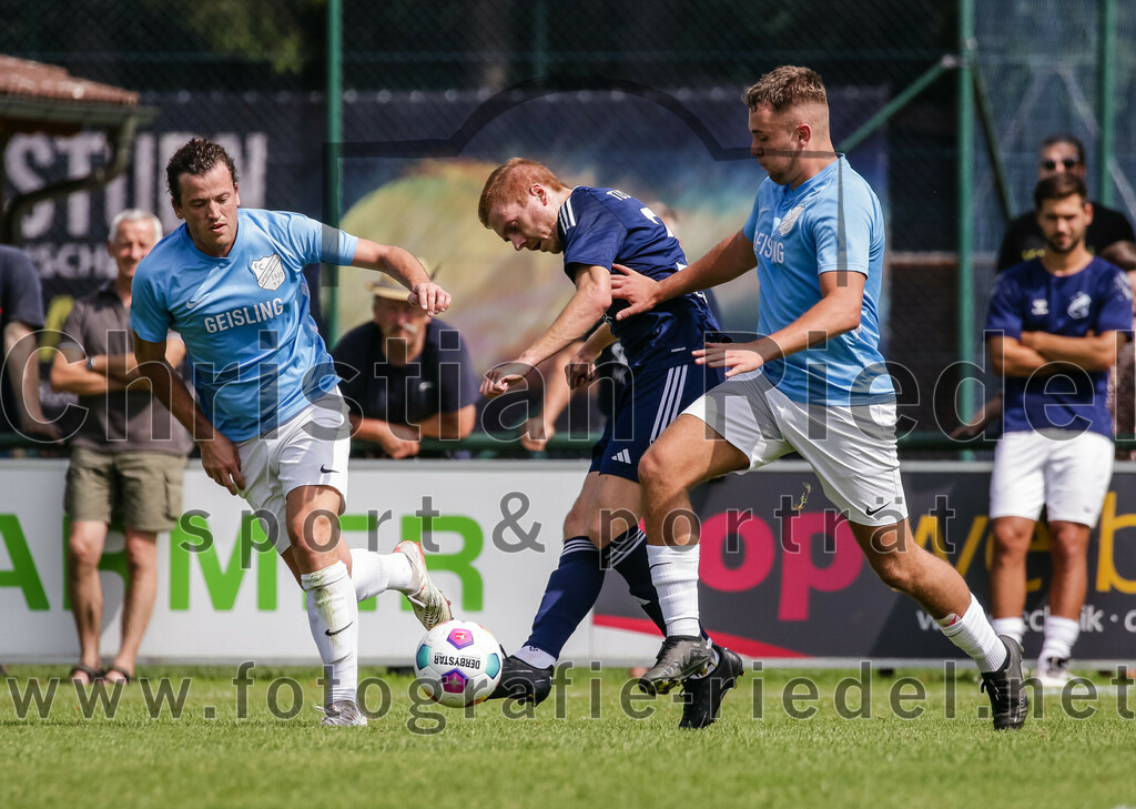 2023-08-26_064_FC_Langengeisling_gegen_TuS_Raubling | Erding, Deutschland, 26.08.2023:
Fußball, Bezirksliga Oberbayern Ost 2023 / 2024, 6. Spieltag, FC Langengeisling gegen TuS Raubling, Endergebnis: 2:0

Fabian Aigner (FC Langengeisling, #19), Dominic Reisner (TuS Raubling, #31), David Riederle (FC Langengeisling, #14)

Foto: Christian Riedel / fotografie-riedel.net