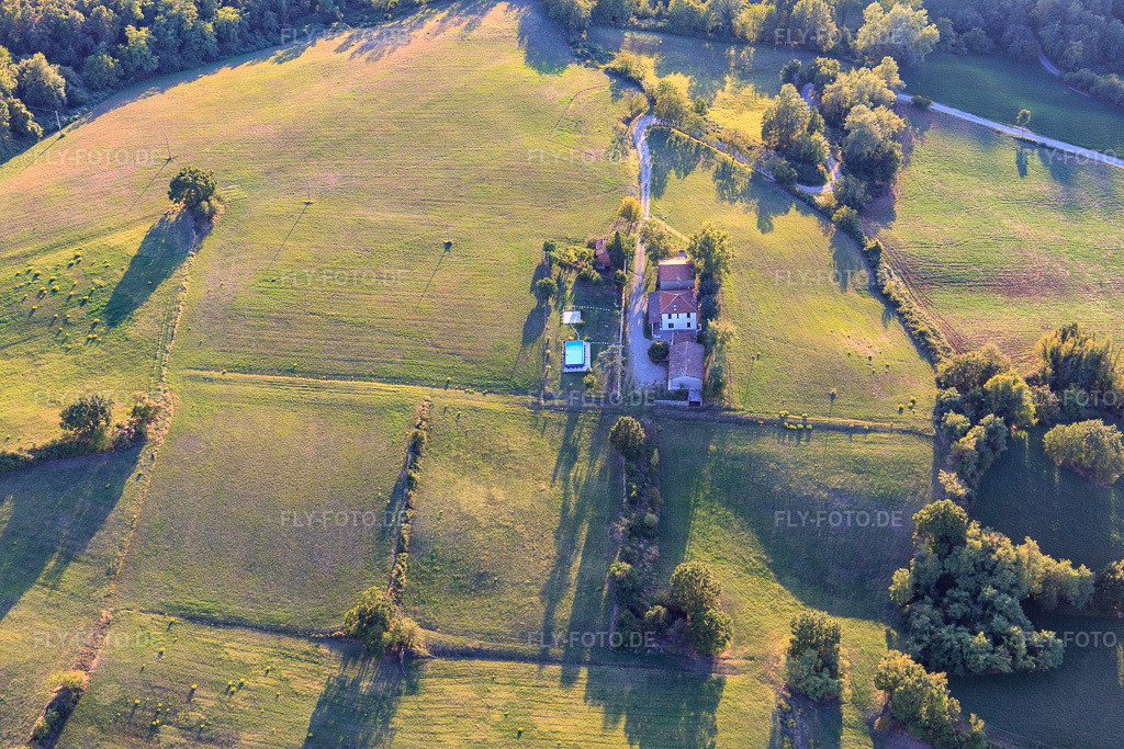 Luftbild: Aussiedlerhof mit Pool im Ortsteil Cavallaro di Sotto in Albinea im Bundesland Reggio Emilia in Italien. – Foto: IMG_134712.jpg vom 19.09.2022 durch Werner Riehm/FLY-FOTO.de – Auflösung des Originals: 5472 x 3648 px