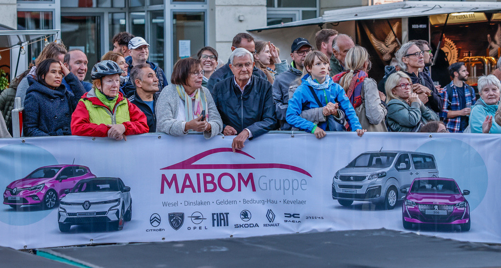 top-top.de 240913-208 | Foto, Video, Fotografie, Videografie, Fotobox, DJ, Discjockey, Musik, Musikbox, Veranstaltung, Photobooth, Amazon, Ebay, Buchtipp, Bestseller, Autor, Verlag, Buch, Wesel, Hamminkeln, NRW, Dinslaken, Rees, Drohne, Hochzeit, Party, Fotobox, Wesel, Fotograf