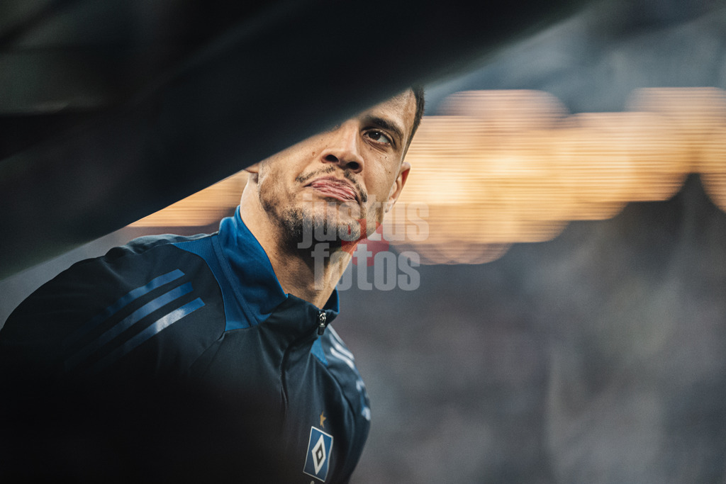 Fußball | Männer | Saison 2024/2025 | 2. Fußball-Bundesliga | 27. Spieltag | Hamburger SV vs. SV 07 Elversberg | 28.03.2025 | Robert Glatzel (#9, HSV) schaut über die Bank