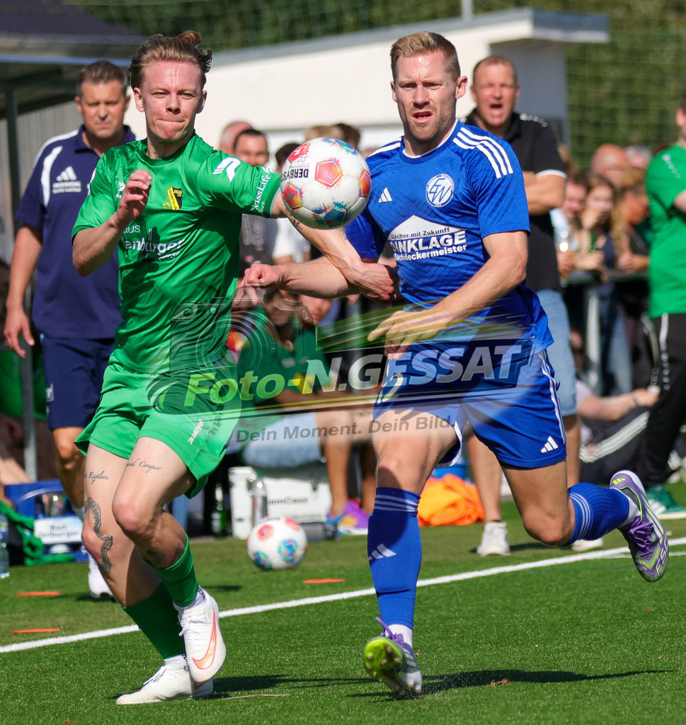 SC Enger - SV Enger-Westerenger | Auf dem Bild zu sehen: grün SC Enger: Flemming Morten Heidbrink ; blau SV Enger-Westerenger: Christian Sarwatka  SC Enger, SV Enger-Westerenger, Saison 26/27, Kreisliga A, Enger, Deutschland - Realisiert mit Pictrs.com