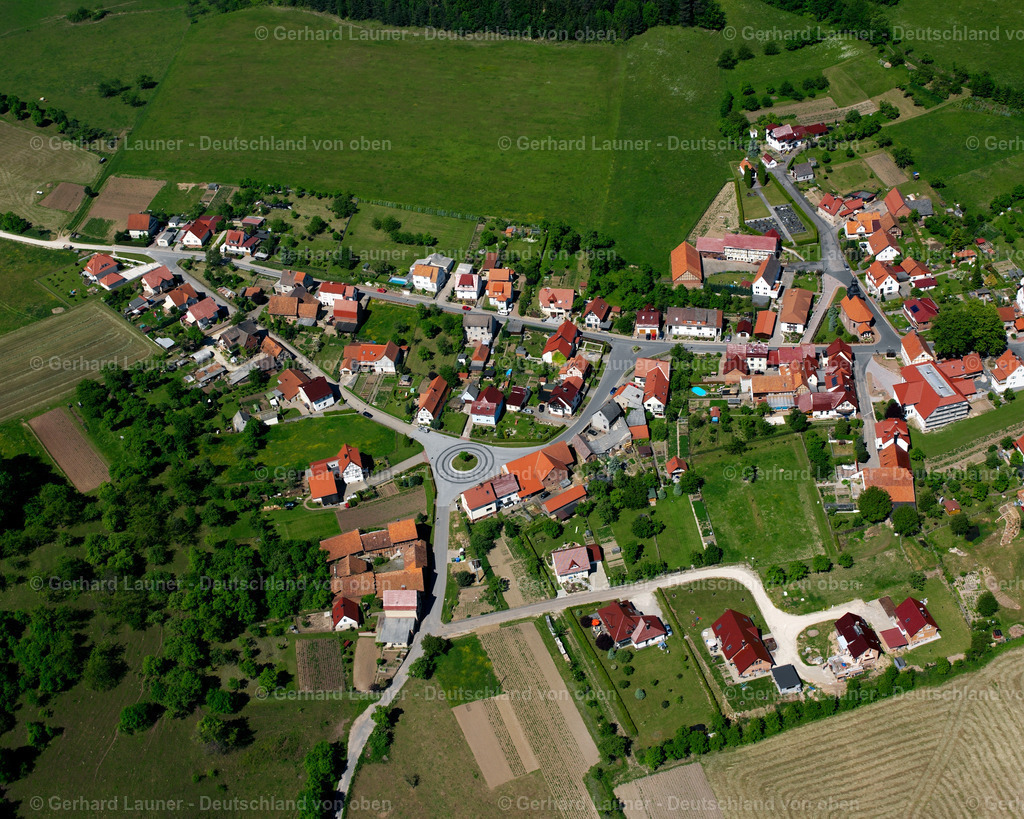 2634090 | RöHRIG 09.06.2006 Landwirtschaftliche Nutzflächen und Feldgrenzen  umsäumen das Siedlungsgebiet des Dorfes in Röhrig im Bundesland Thüringen, Deutschland // Agricultural land and field boundaries surround the settlement area of the village  in Röhrig in the state Thuringia, Germany Foto: Gerhard Launer