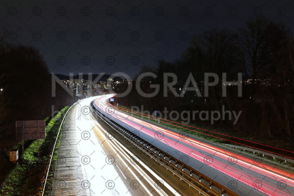 Lighttrails der Autobahn | Die Bundesautobahn A46 bei Nacht. Die Beleuchtung der Autos zieht die Lighttrails über die Fahrbahn der A46. Faszinierende Lichtspuren erhellen die Nacht.