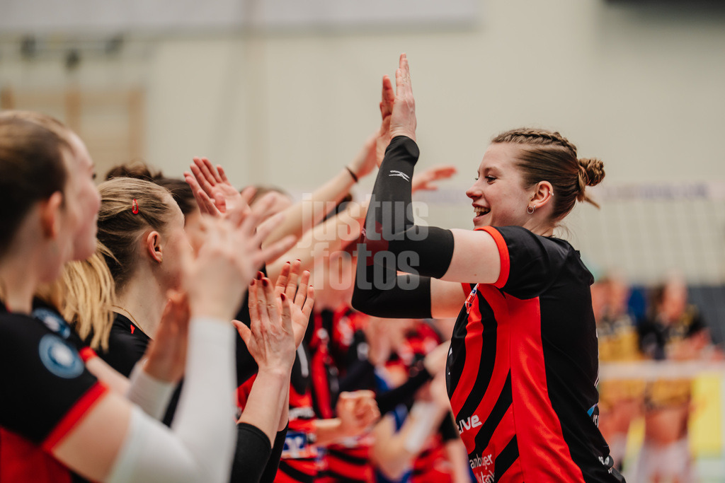 Volleyball | Frauen | Saison 2025/2026 | Volleyball Bundesliga | ETV Hamburger Volksbank Volleys vs. VfB Suhl LOTTO Thüringen | 07.03.2026 | Louisa Krams (#17, ETV Hamburger Volksbank Volleys) läuft in die Arena ein