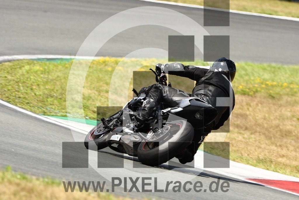 0122-20250719_12556 | Schöne Erinnerungen an spannende Momente - das festzuhalten ist unser Job. PIXELrace.de ist seit 2003 auf den Rennstrecken Europas unterwegs um die Action draußen beim Fahren und die wunderbare Stimmung imm Fahrerlager für euch einzufangen.
