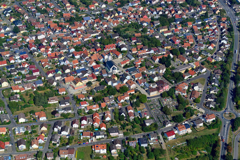3650554 | KIST 13.09.2016 Wohngebiet - Mischbebauung der Mehr- und Einfamilienhaussiedlung  in Kist im Bundesland Bayern, Deutschland // Residential area - mixed development of a multi-family housing estate and single-family housing estate  in Kist in the state Bavaria, Germany Foto: Gerhard Launer