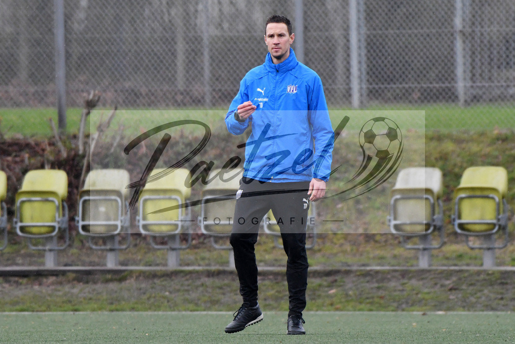 20200203_TRAOSN_0021 | Fußball, Herren: Co-Trainer Tim Danneberg (VfL Osnabrueck) schaut waehrend der Trainingseinheit des VfL Osnabrueck im Sportpark Illoshoehe am 03.02.2020 in Osnabrueck, Deutschland. - Realisiert mit Pictrs.com