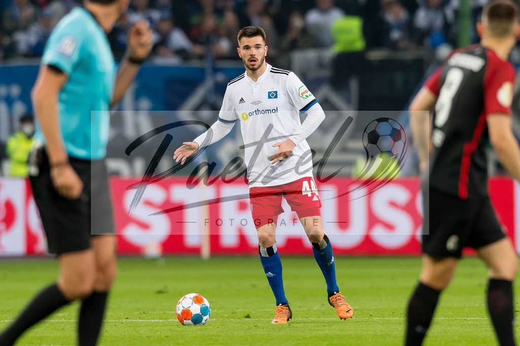 HSVSCF20220419_320 | Fussball, Herren: Mario Vuskovic (Hamburger SV) in Aktion, am Ball, Einzelaktion beim DFB-Pokal-Halbfinalspiel zwischen Hamburger SV und SC Freiburg im Volksparkstadion am 19.04.2022 in Hamburg, Deutschland.DFB / DFL REGULATIONS PROHIBIT ANY USE OF PHOTOGRAPHS AS IMAGE SEQUENCES AND/OR QUASI-VIDEO. - Realisiert mit Pictrs.com