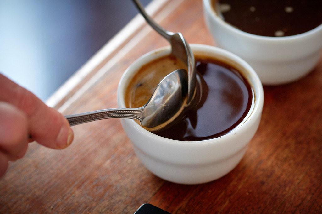 Café Comet | WIen, Austria - February 12, 2020: Café Comet; mit 2-3 Rührbewegungen wird die Crema mit zwei Cupping-Löffel abgeschöpft. - Realisiert mit Pictrs.com