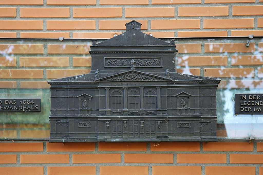 Foto: Leipzig - Gedenktafel Standort Neues Gewandhaus | Das Team hinter BILDLEXIKON LEIPZIG bündelt historische wie aktuelle Informationen über die Stadt Leipzig in Text und Bild auf einer Plattform und stellt diese der interessierten Öffentlichkeit zur Verfügung.