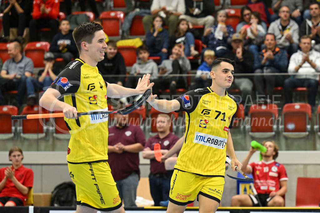 HC Rychenberg vs Basel Regio - 19. November 2022 | HC Rychenberg vs Basel Regio
AXA Arena, Winterthur
Marco Eyer (#71 HC Rychenberg) erzielt das 3:1, links Nils Conrad (#4 HC Rychenberg).
Bild: Sportfotografie Markus Aeschimann | www.markus-aeschimann.ch - Realisiert mit Pictrs.com