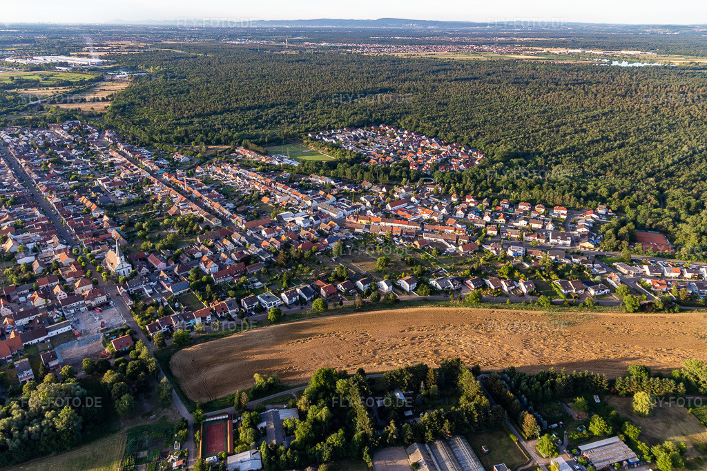Luftbild: Huttenheim im Ortsteil Huttenheim in Philippsburg im Bundesland Baden-Württemberg in Deutschland. – Foto: IMG_133520.jpg vom 12.07.2022 durch Werner Riehm/FLY-FOTO.de – Auflösung des Originals: 5472 x 3648 px – Stadt Philippsburg