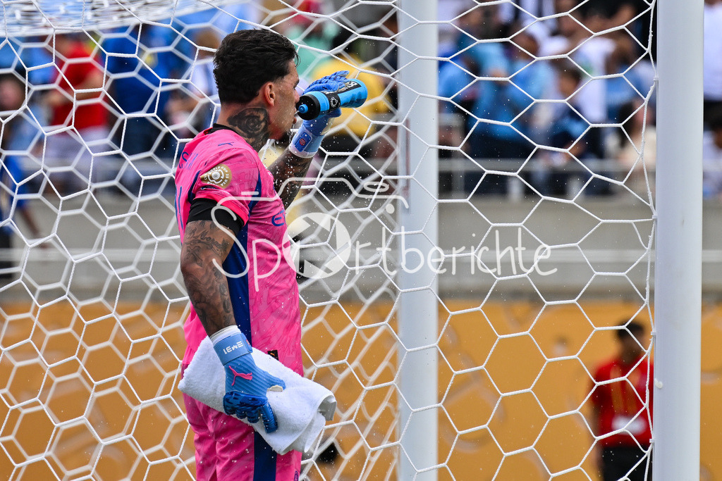 Juventus Turin - Manchester City | Im Bild EDERSON (Manchester City 31) / Einzelfoto / Freisteller / FIFA Club World Cup: Juventus Turin - Manchester City, Camping World Stadium am 26.06.2025 / NOT FOR SALE IN USA / trinken / wasser / hitze